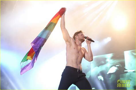 Dan Reynolds Shows Off Body Transformation With Shirtless。